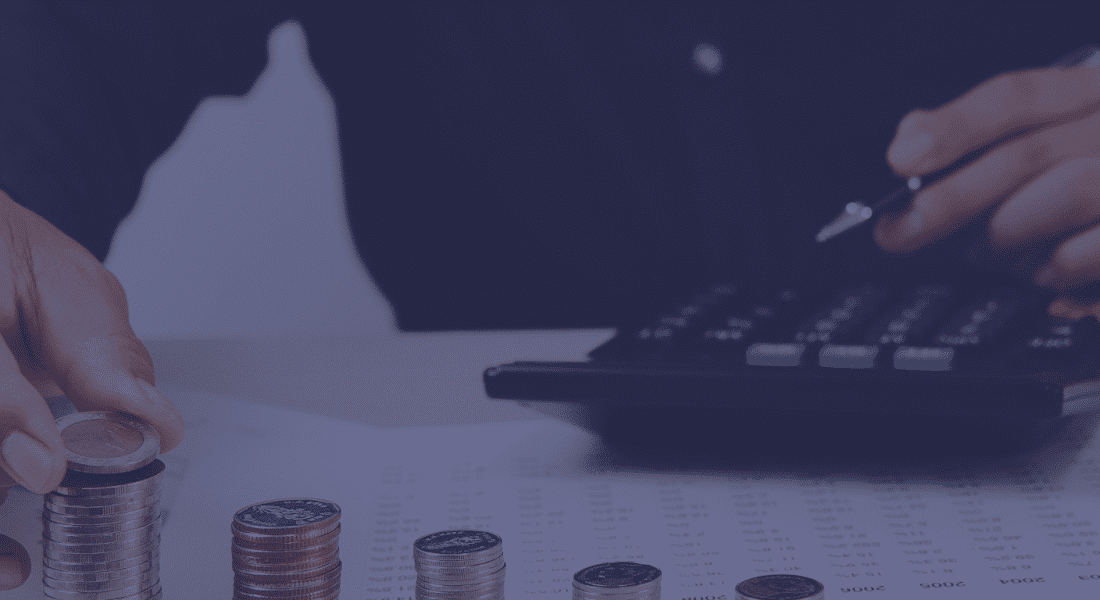 Une personne utilisant une calculatrice pour calculer de l'argent